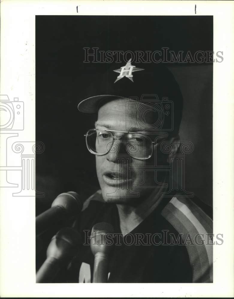 1989 Press Photo Houston Astros player Mike Scott talks to reporters - hcs10269- Historic Images