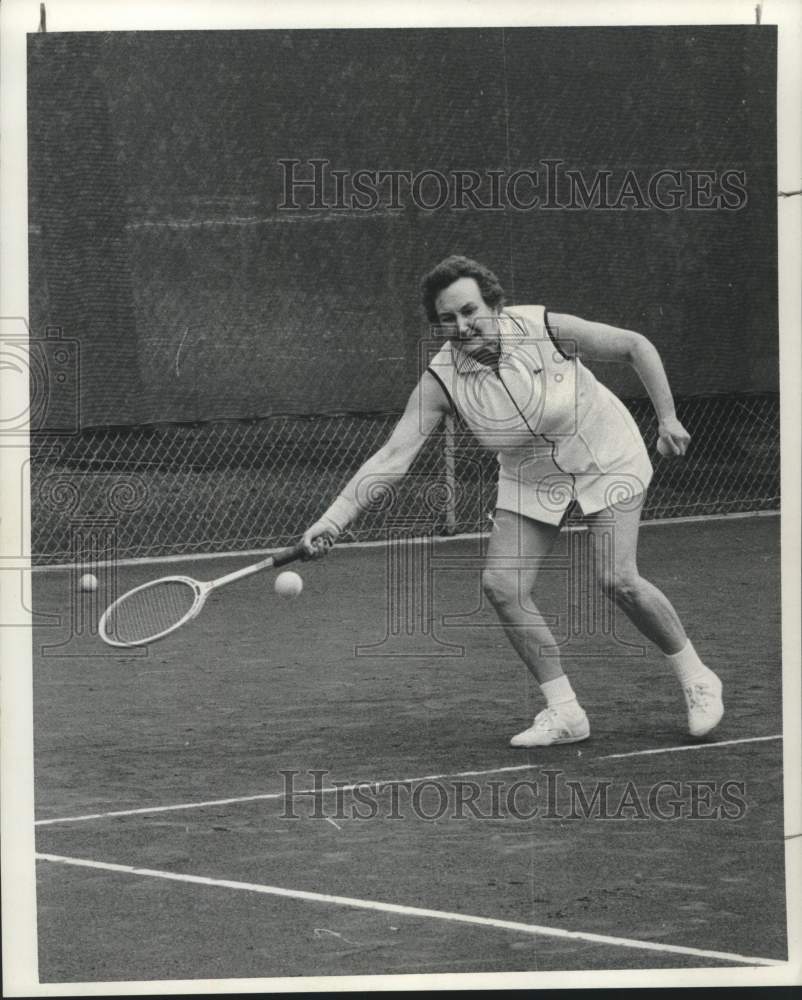 1974 Press Photo Tennis player Valerie Scott in action - hcs10280- Historic Images