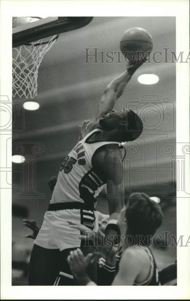 1987 Press Photo Moses Scurry scores during basketball game - hcs10282- Historic Images