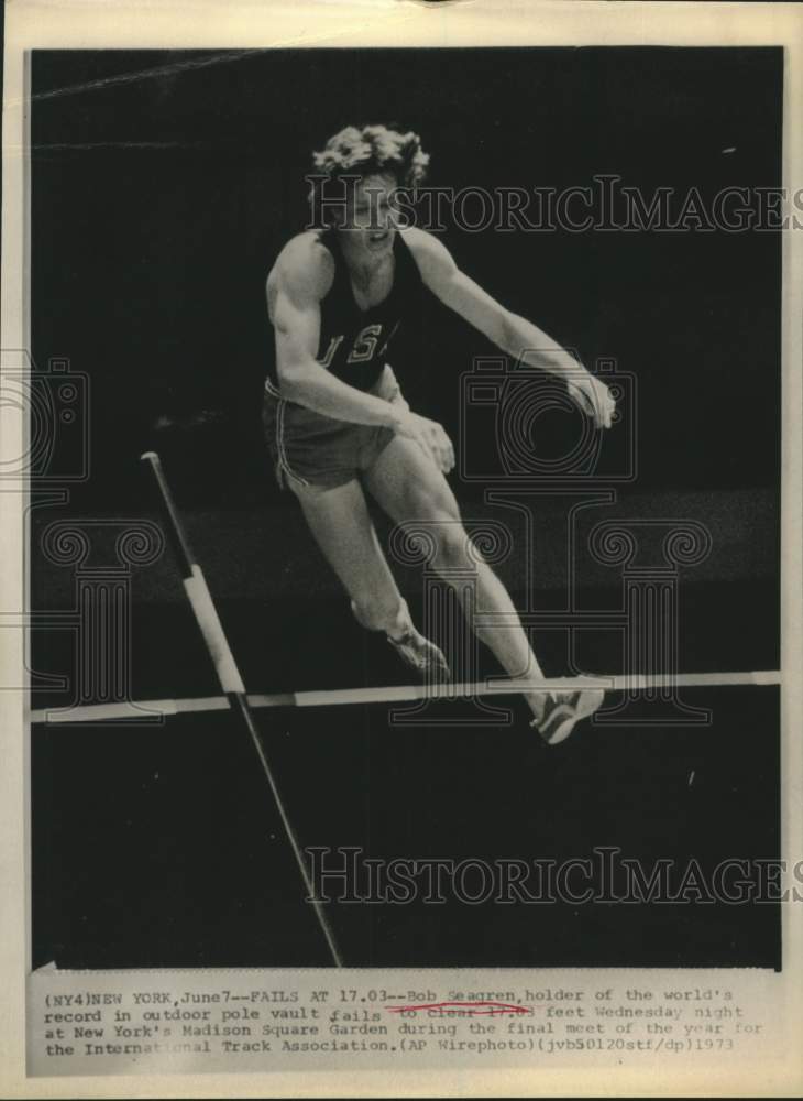 1973 Press Photo Pole vaulter Bob Seagren fails to clear 17.03 feet in New York- Historic Images