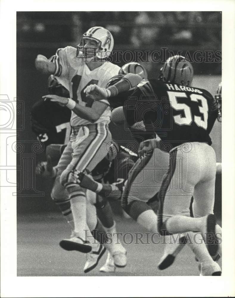 1982 Press Photo Gifford Nielsen gets tackled by opponents during football game- Historic Images