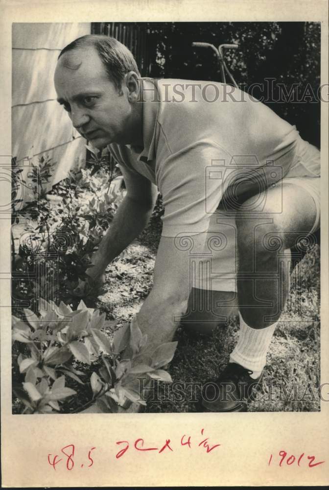 1970 Press Photo Rice basketball coach Don Knodel tends to flowers at home, TX- Historic Images