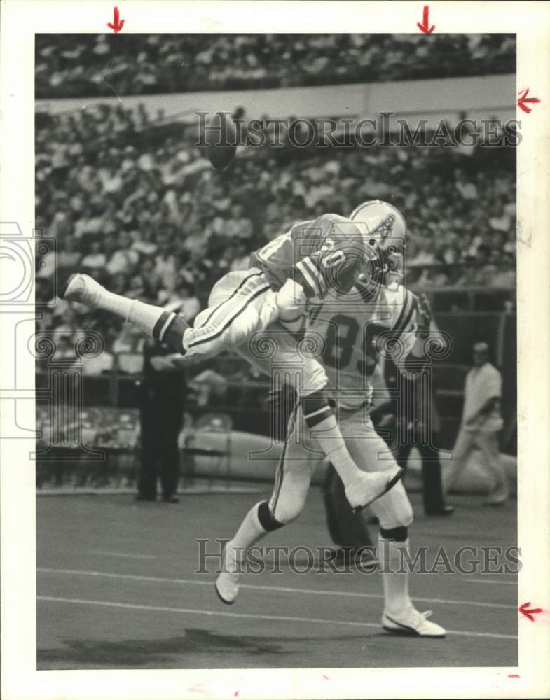 1983 Press Photo Oiler Willie Tullis breaks-up touchdown pass to Colt Matt Bouza- Historic Images