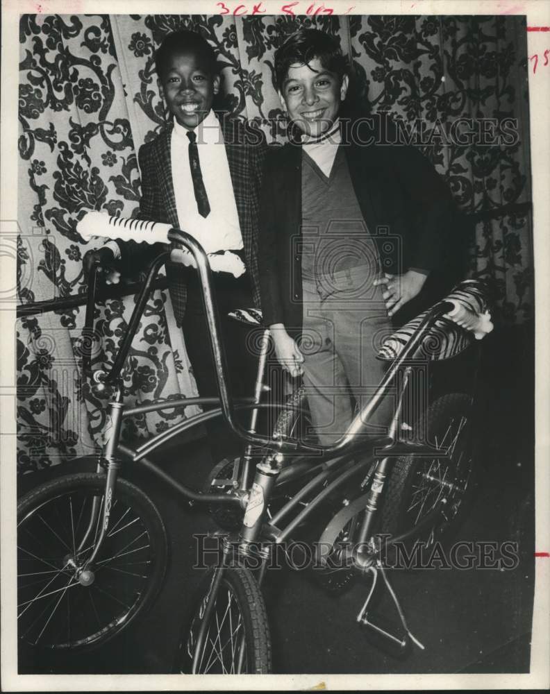 1969 Press Photo Youngsters receive bicycles at Big Brothers of Houston party- Historic Images