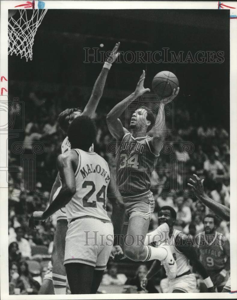 1977 Press Photo John Shumate scores over two opponents during basketball game- Historic Images