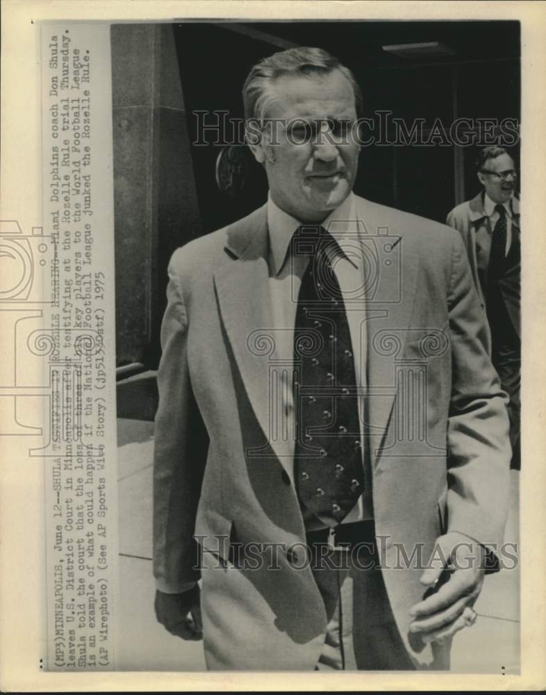 1975 Press Photo Dolphins coach Don Shula leaves District Court in Minneapolis- Historic Images