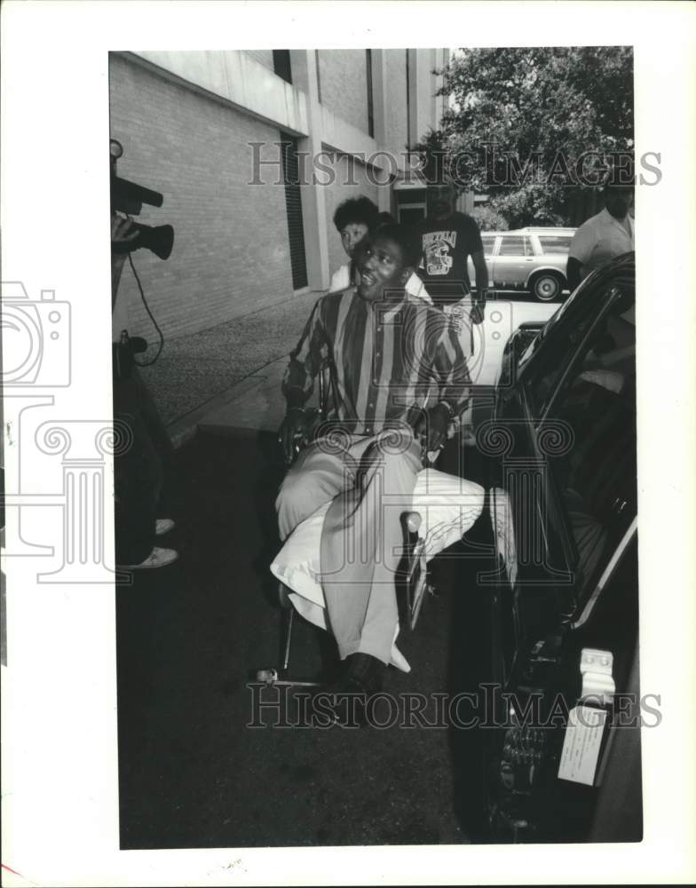 1989 Press Photo Basketball player Akeem Olajuwon leaving Sharpstown Hospital- Historic Images