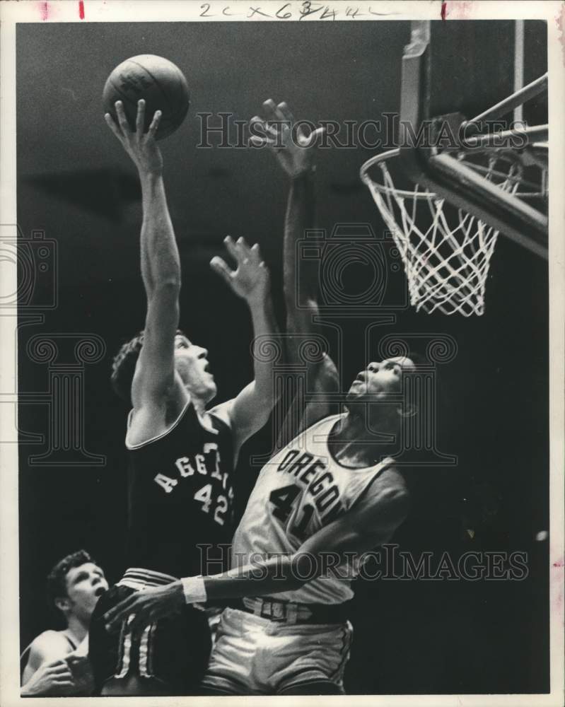 1970 Press Photo Steve Shaw tries to block shot by opponent in basketball game- Historic Images