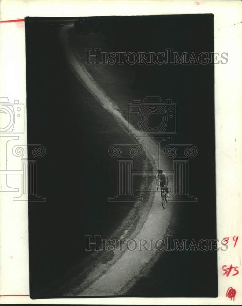 1983 Press Photo Biker coasts downhill on winding trails near Allen Parkway, TX
