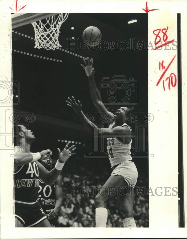 1981 Press Photo Elvin Hayes shoots over Marvin Webster at The Summit- Historic Images