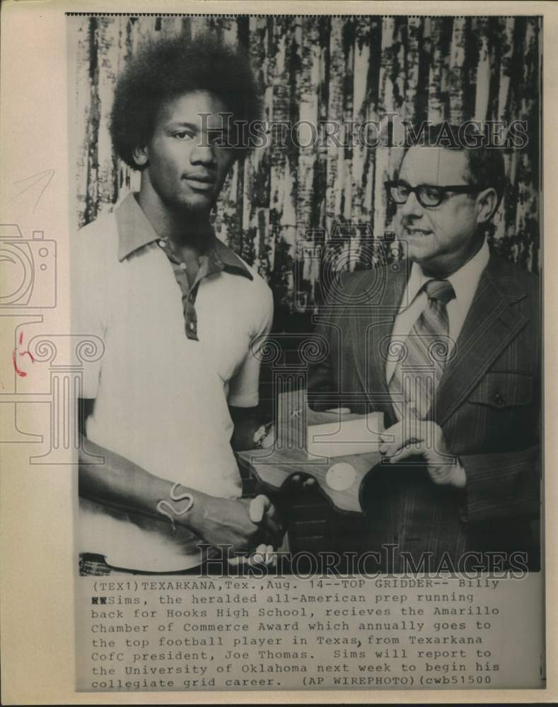 1975 Press Photo Billy Sims receives Amarillo Award from Joe Thomas in Texas- Historic Images