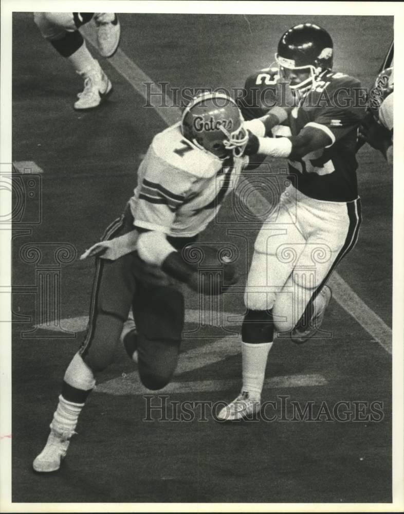 1983 Press Photo Danny Walters tries to tackle Lorenzo Hampton, Bluebonnet Bowl- Historic Images