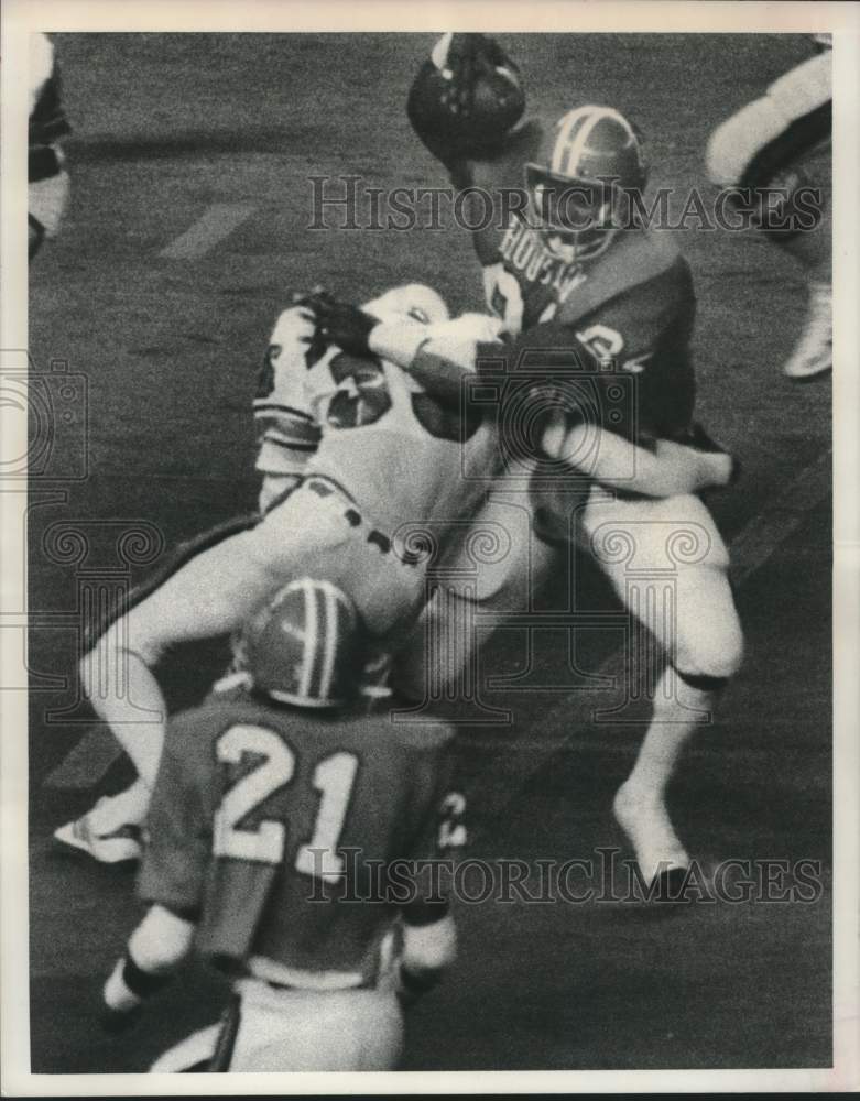 1977 Press Photo Don Bass caught pass as Sid Greehey tackles him in 1st quarter- Historic Images