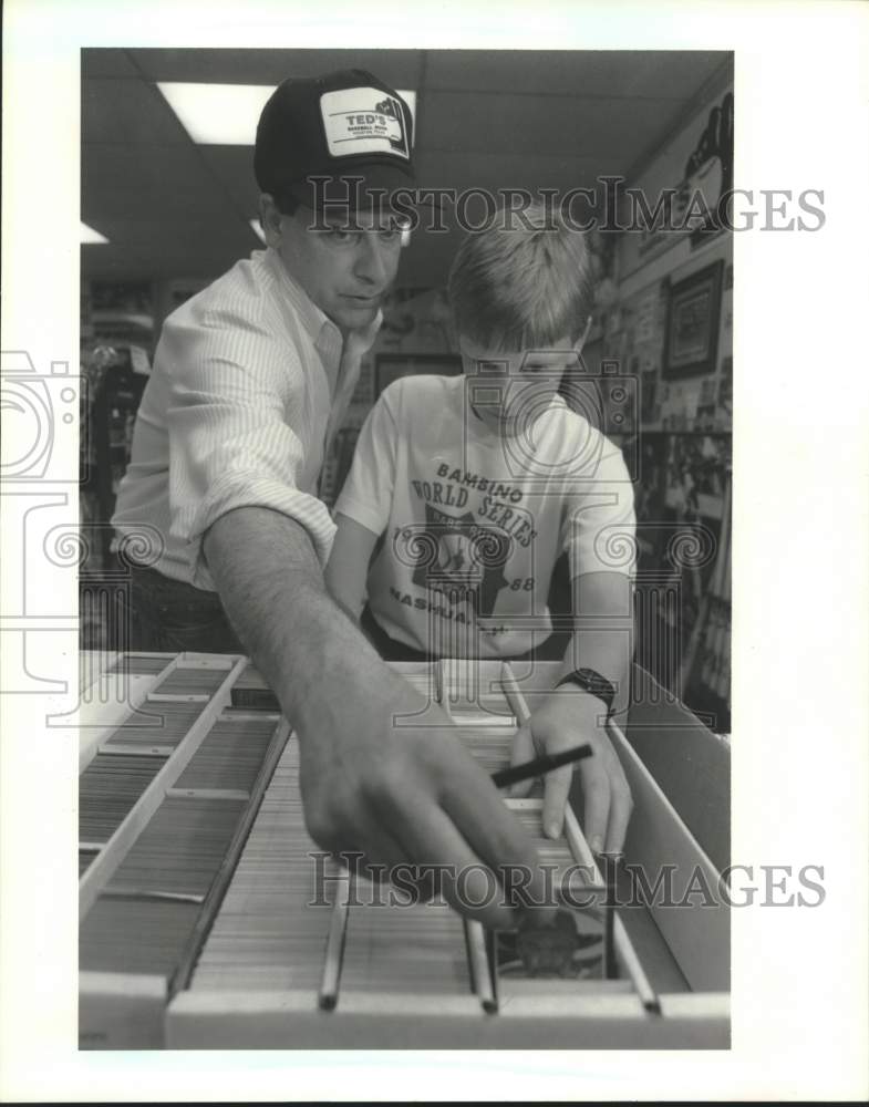 1989 Press Photo Ted Stokes browses baseball cards with Grant Ford at card shop- Historic Images