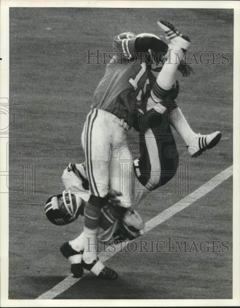 Press Photo Willie Alexander flips Walker Gillette with 10 yard gain, football- Historic Images
