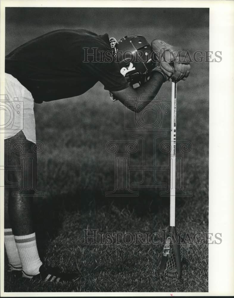 1978 Press Photo Lacrosse player Jeff Toija takes a break from the game- Historic Images