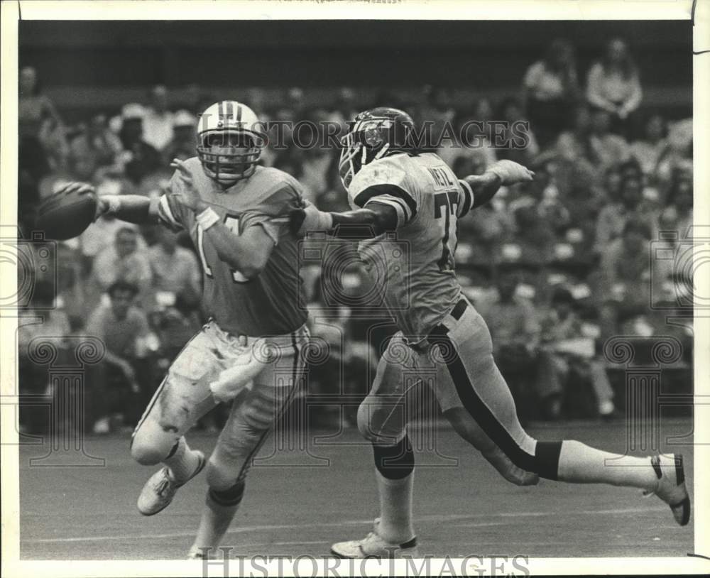 1982 Press Photo Jets Kenny Neil tries to tackle Oilers Gifford Nielsen- Historic Images