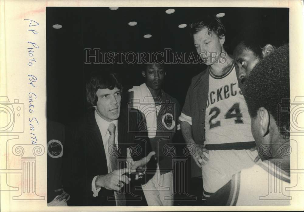 1973 Press Photo New Houston Rockets coach talks to his players - hcs10901- Historic Images