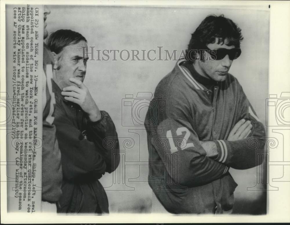 1975 Press Photo New York Jets coach Ken Shipp watches practice with Joe Namath- Historic Images