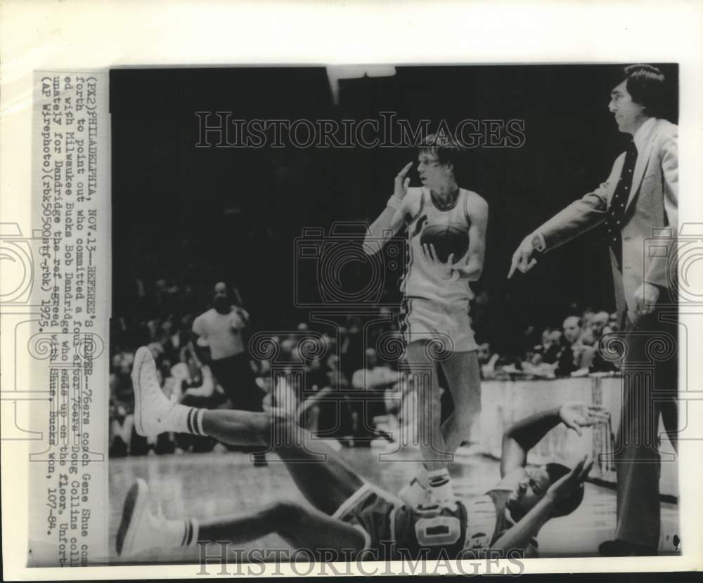 1975 Press Photo Basketball&#39;s Gene Shue, 76ers Coach, Points to Foul in Game- Historic Images