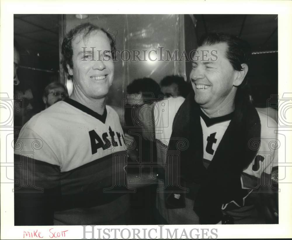 1986 Press Photo Astros Mike Scott poses with Hal Lanier - hcs11025- Historic Images