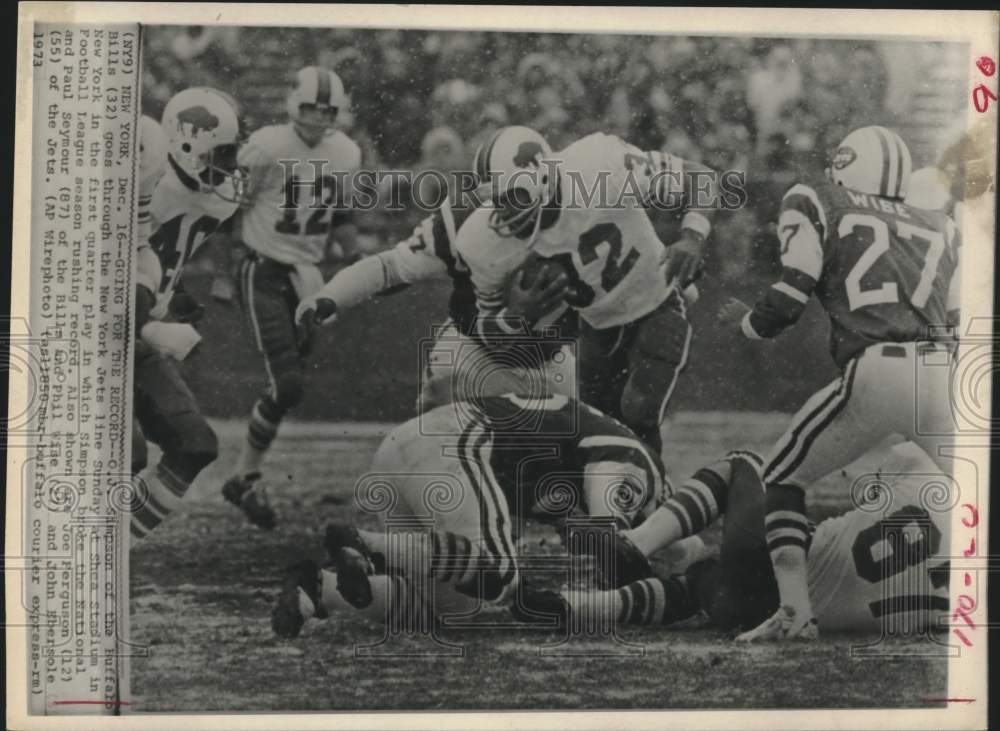 1973 Press Photo Bills&#39; O.J. Simpson goes through the Jets line at Shea Stadium- Historic Images