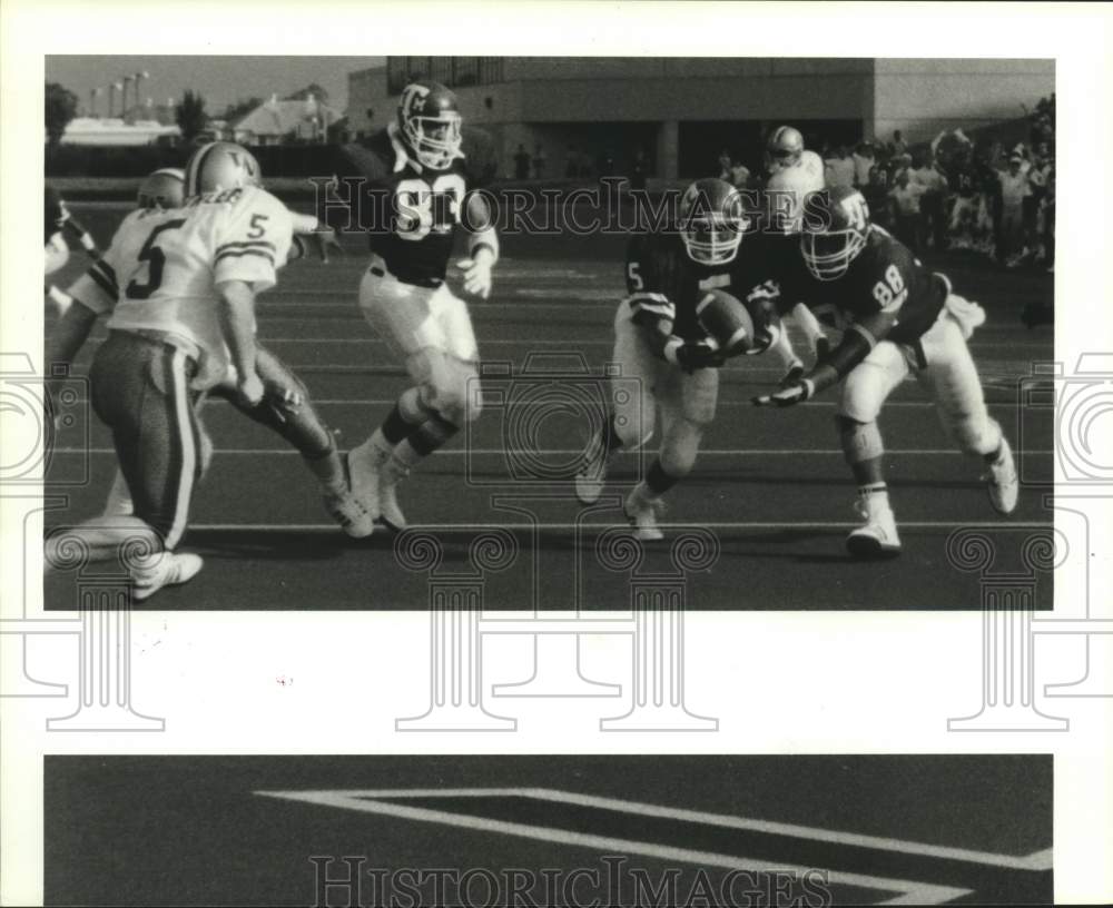 1987 Press Photo Texas A&M Lafayette Turner carries football at College Station- Historic Images