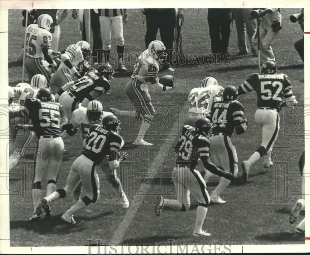 1981 Press Photo Houston Oiler Willie Tullis runs the ball vs New York Jets- Historic Images