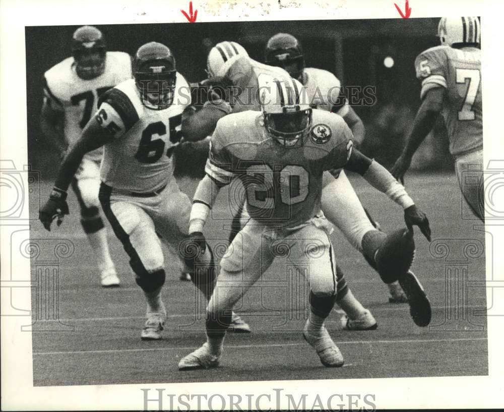 1984 Press Photo Willie Tullis fumbles the ball during football game - hcs11105- Historic Images