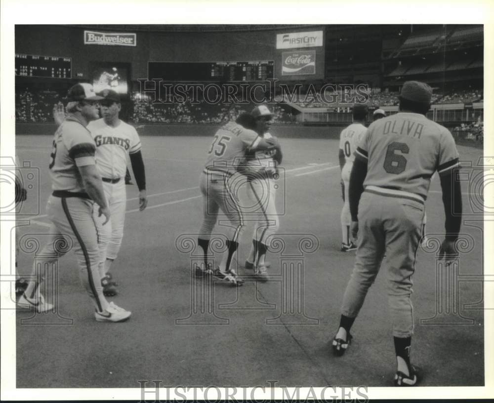 1986 Press Photo Manny Sanguillen hugs Ron Santos after the baseball game- Historic Images