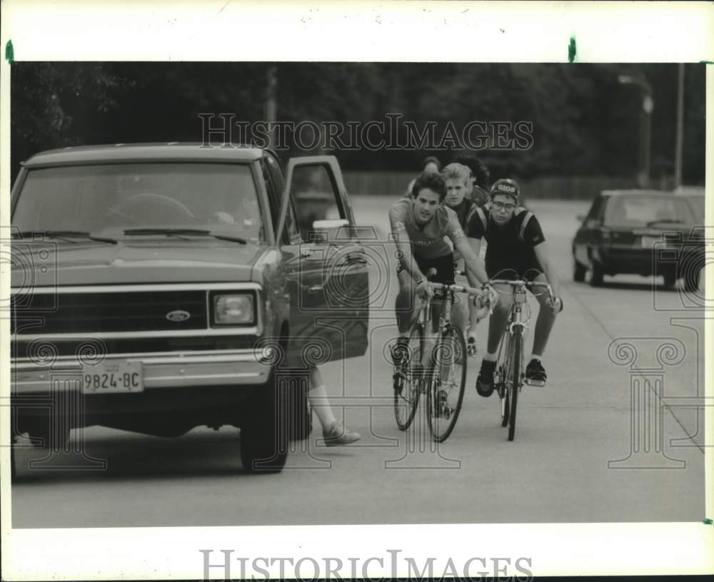 1986 Press Photo Teenagers show hazard of riding bike near parked cars, Houston