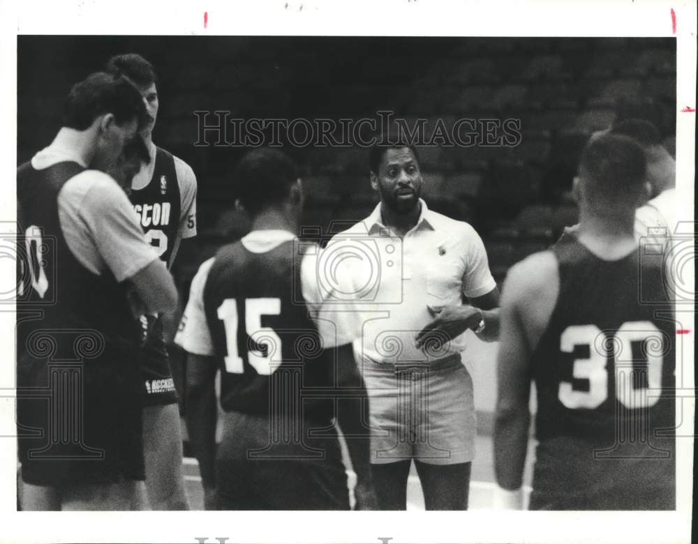 1989 Press Photo Houston Rockets Coach Don Chaney talks to players - hcs11177- Historic Images