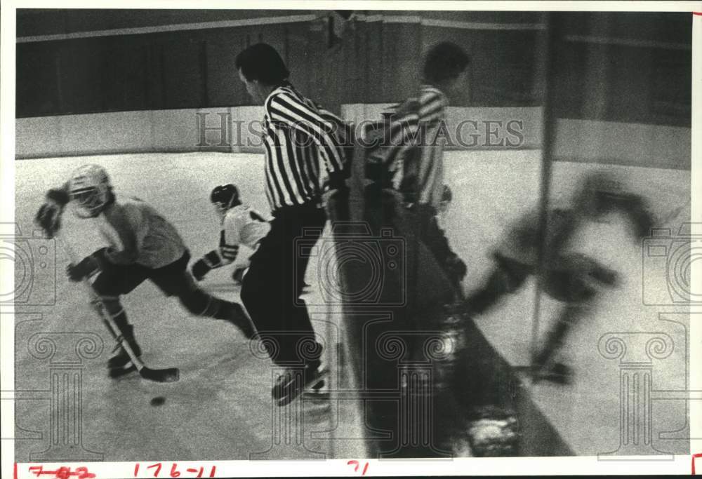 1982 Press Photo Hockey players compete for the puck at Sharpstown Ice Center- Historic Images