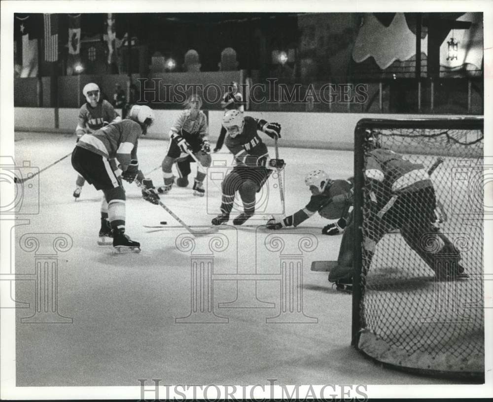 1975 Press Photo Players for the Houston Women&#39;s Hockey League in action- Historic Images