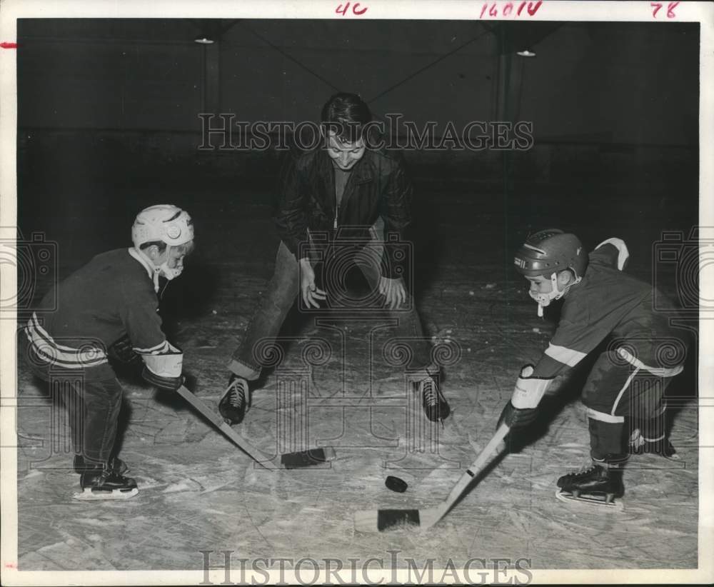 1971 Press Photo Hockey coach Leighton Young watches son Trey &amp; John Brust duel- Historic Images