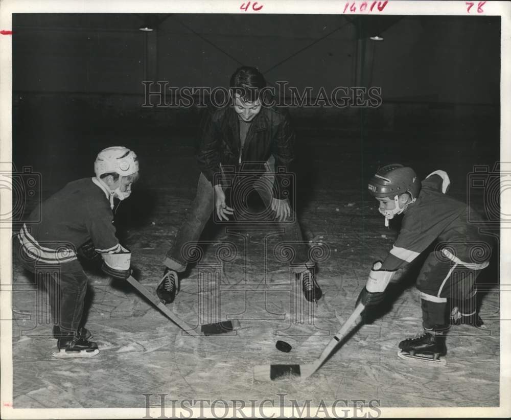1971 Press Photo Hockey coach Leighton Young watches son Trey & John Brust duel- Historic Images