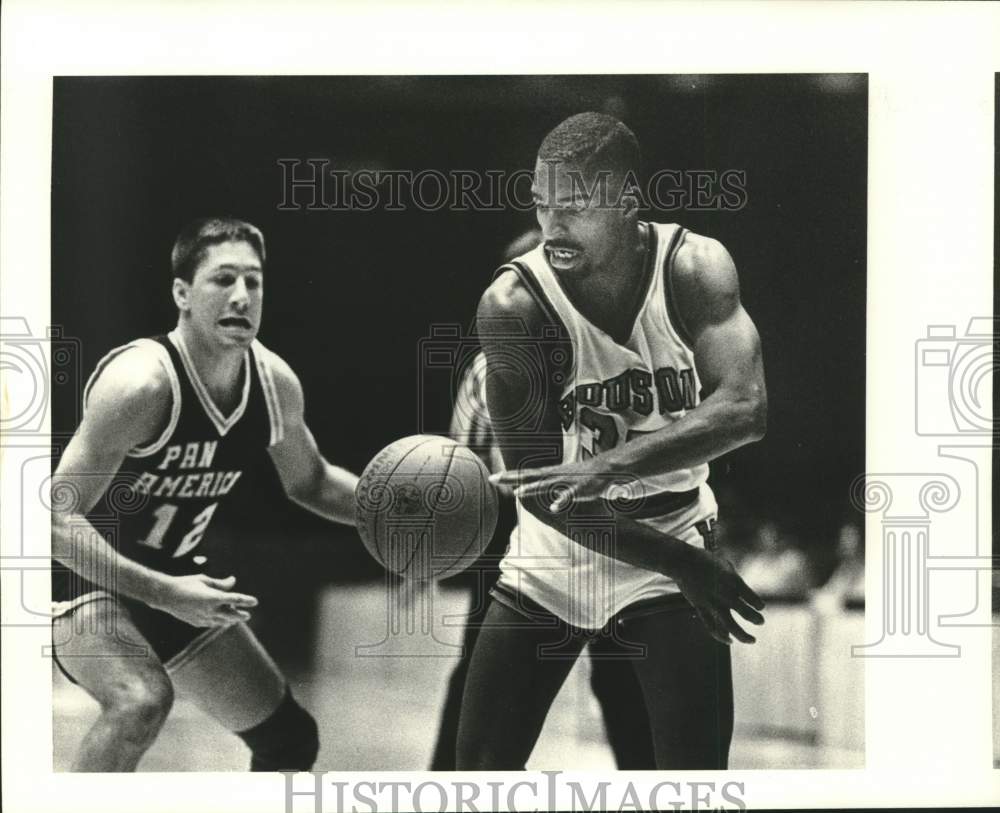 1986 Press Photo J. Johnson knocks the ball loose from Houston&#39;s Jerome Brewer- Historic Images