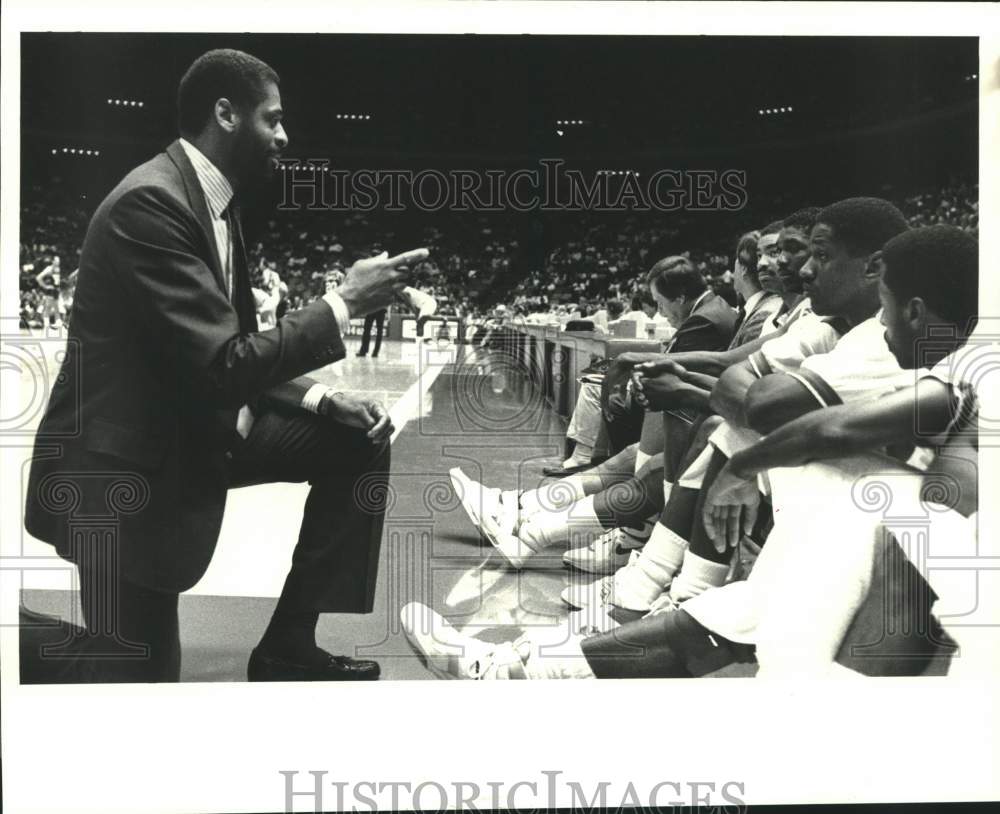 1988 Press Photo Rockets new coach Don Chaney instructs his players - hcs11303- Historic Images
