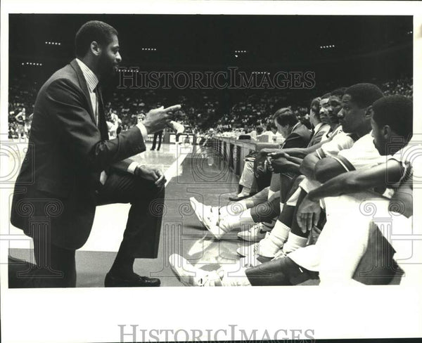 1988 Press Photo Rockets new coach Don Chaney instructs his players ...