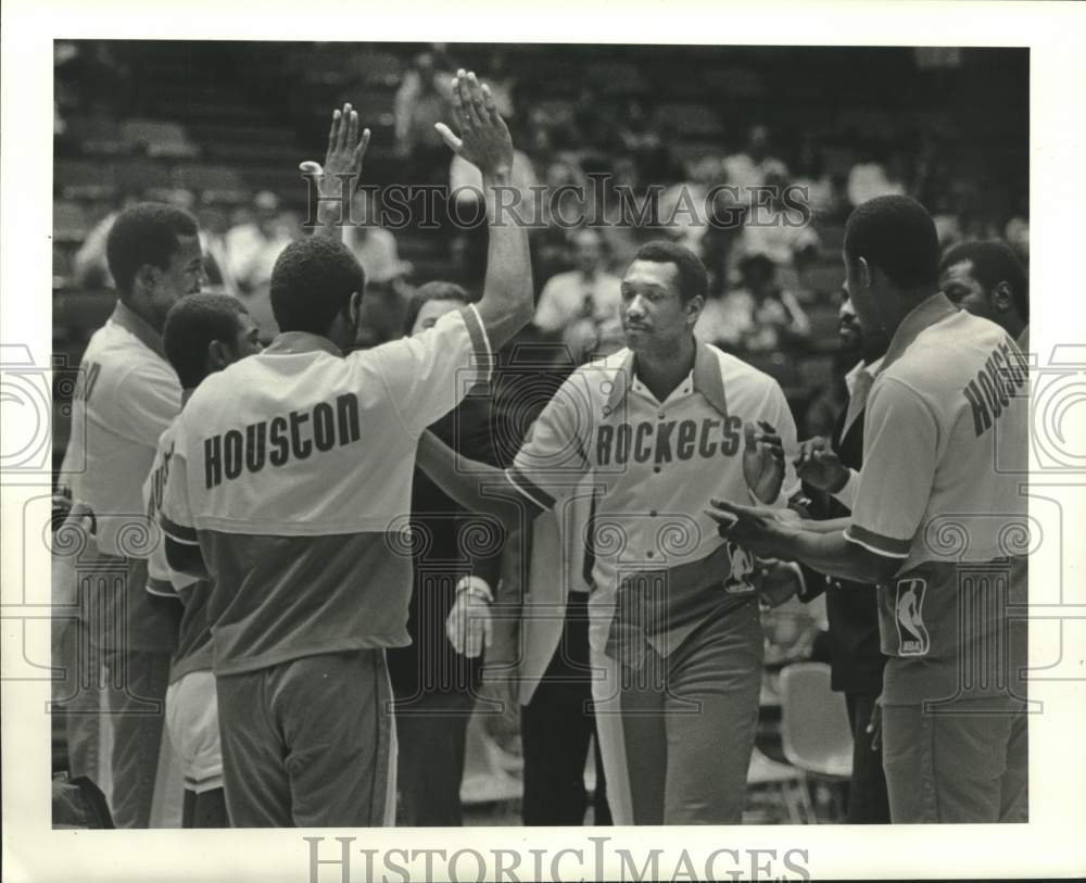 1984 Press Photo Rockets' Elvin Hayes greets his teammates in a basketball game- Historic Images