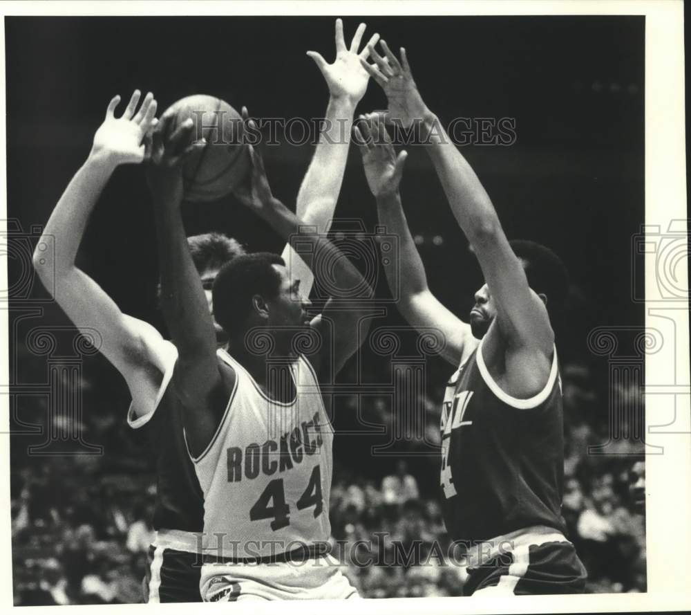 1982 Press Photo Opponents try to block Elvin Hayes in a basketball game- Historic Images