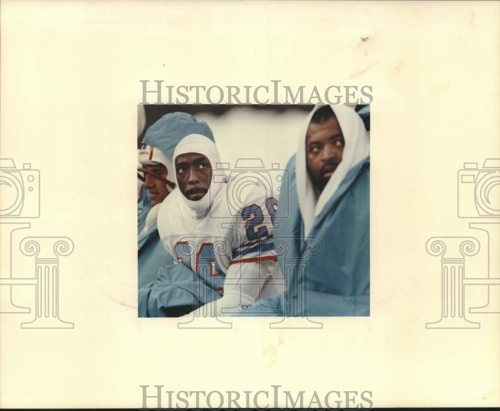 1989 Press Photo Cris Dishman &amp; Doug Smith, Football&#39;s Houston Oilers, on Bench- Historic Images