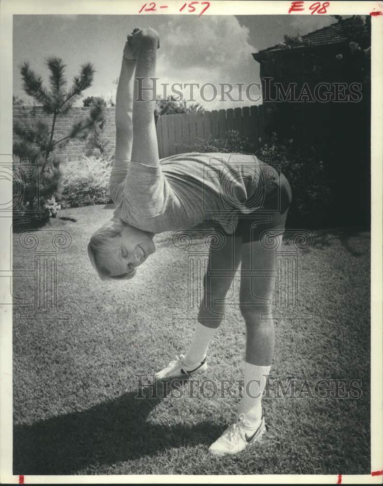 1981 Press Photo Astros pitcher Joe Niekro stretches prior to a benefit race- Historic Images
