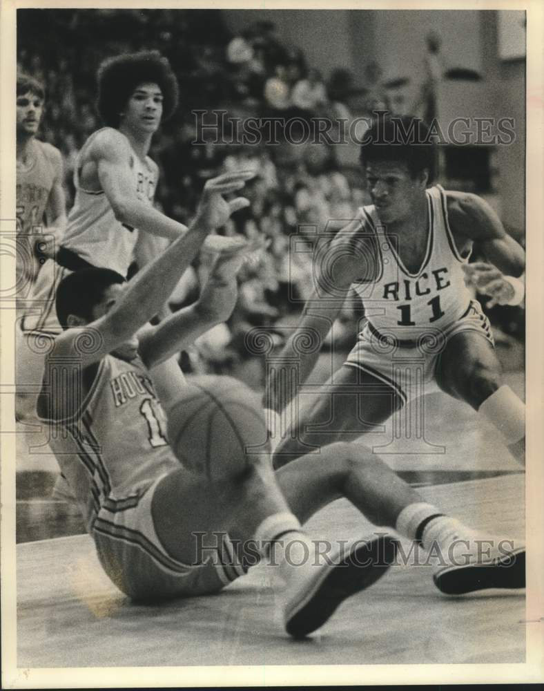 1976 Press Photo Action in Houston vs Rice basketball game - hcs11421- Historic Images