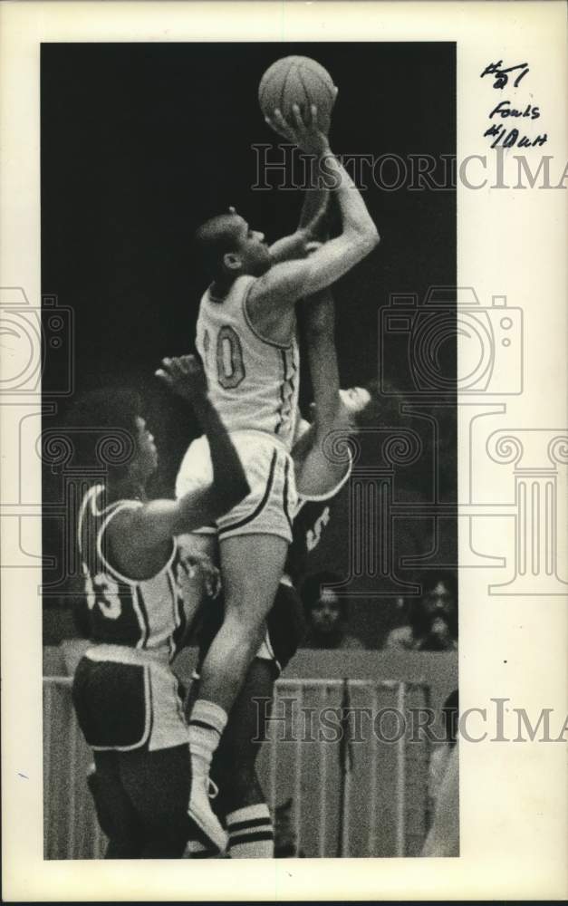 1976 Press Photo Houston's Otis Thorpe shoots over opponent in a basketball game- Historic Images