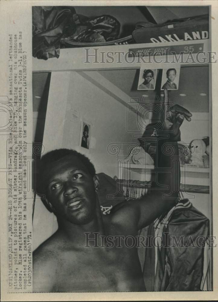 1971 Press Photo Oakland A's Vida Blue shows photos of siblings at his locker- Historic Images
