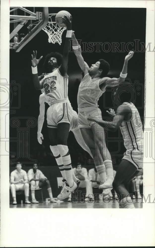 1975 Press Photo Louis Dunbar, Basketball Player with Univ. of Houston Cougars- Historic Images