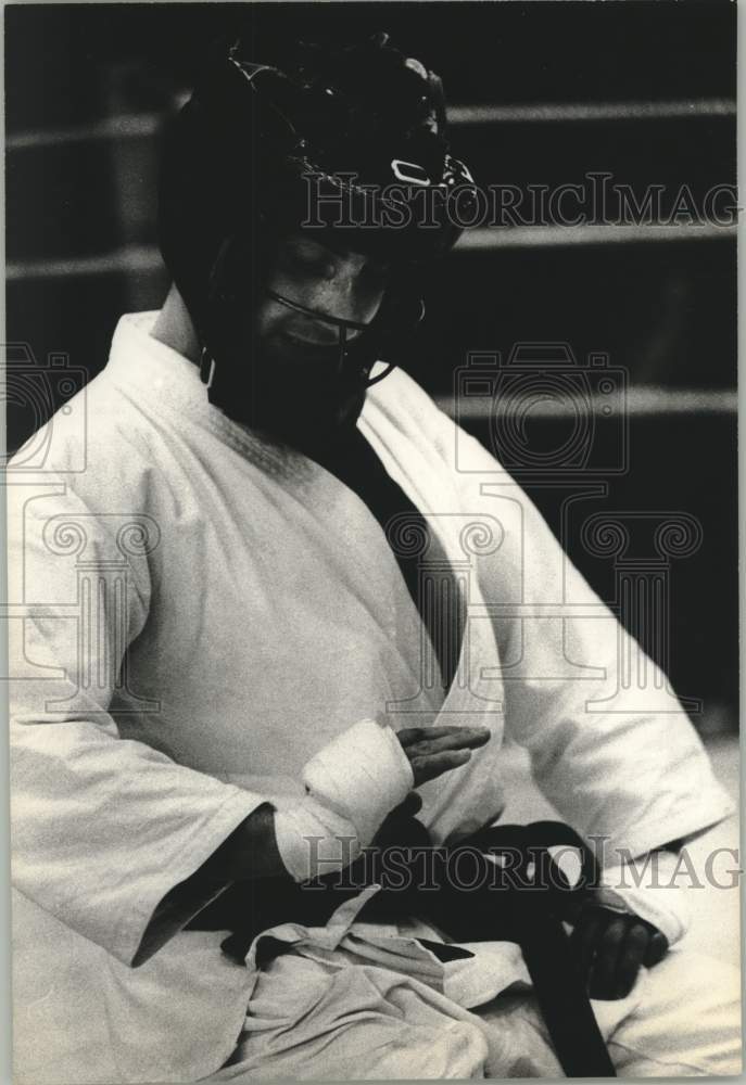 1970 Press Photo Milan Saunders, Karate Enthusiast, Before Match in Houston- Historic Images