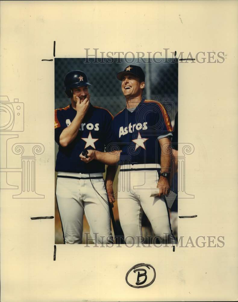 1989 Press Photo Houston Astros' pitcher Bob Knepper and manager Art Howe laugh.- Historic Images