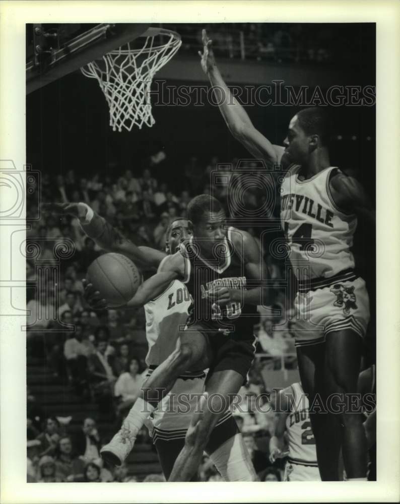 1986 Press Photo Louisville&#39;s McSwain and Kimbro put pressure on Auburn&#39;s Howard- Historic Images